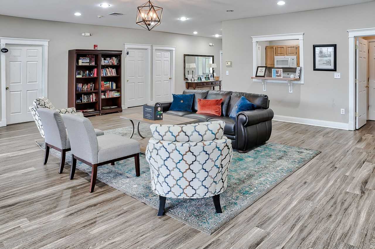 River's Edge Apartments - Photo 2 of 14