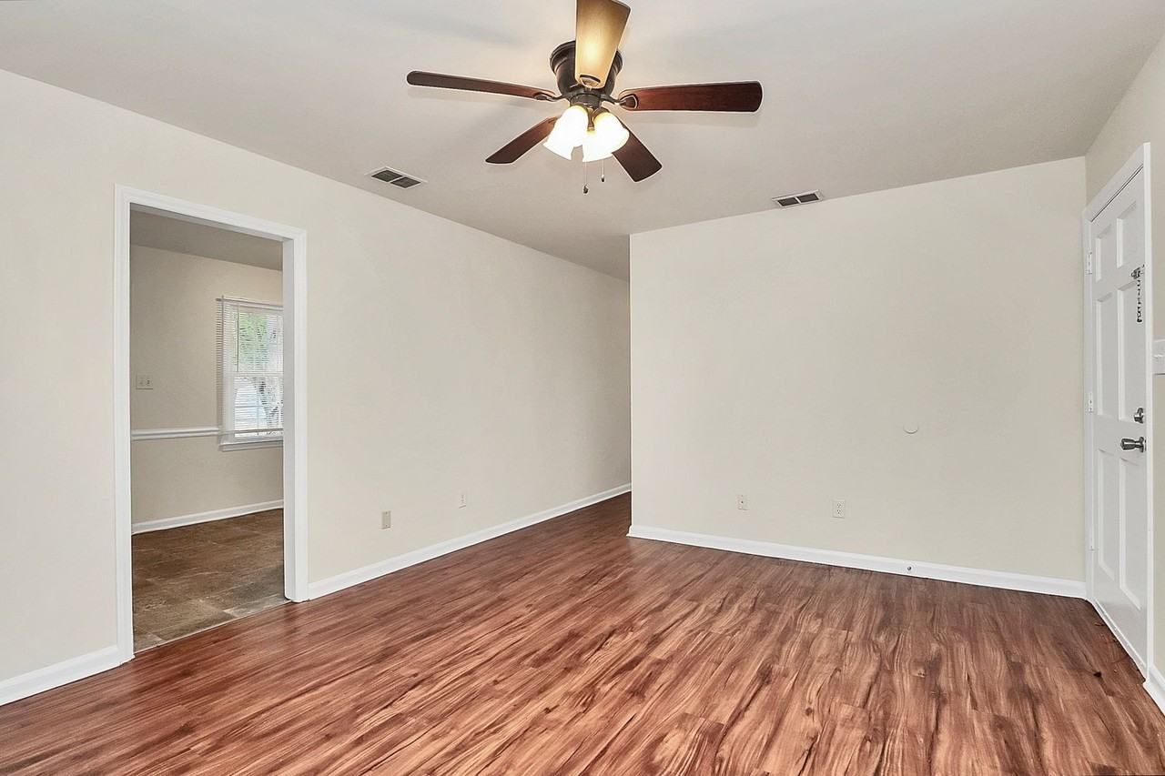 8201 Circle Drive - Photo 4 of 18