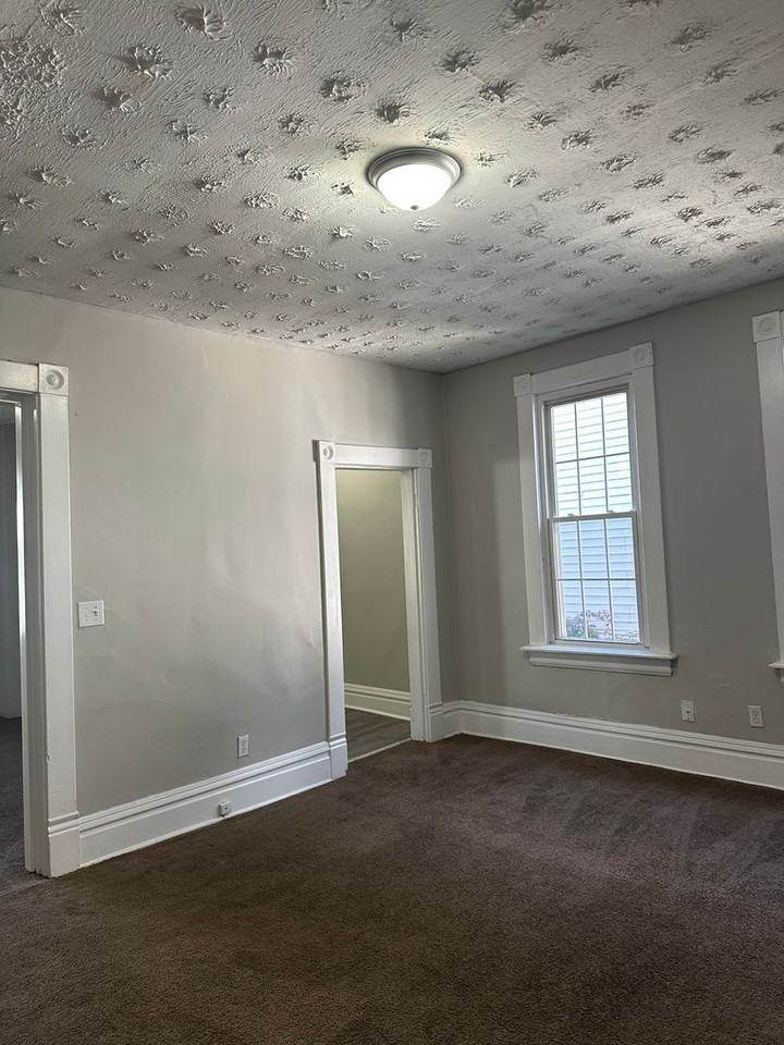 896 Ellsworth Avenue - Photo 7 of 10