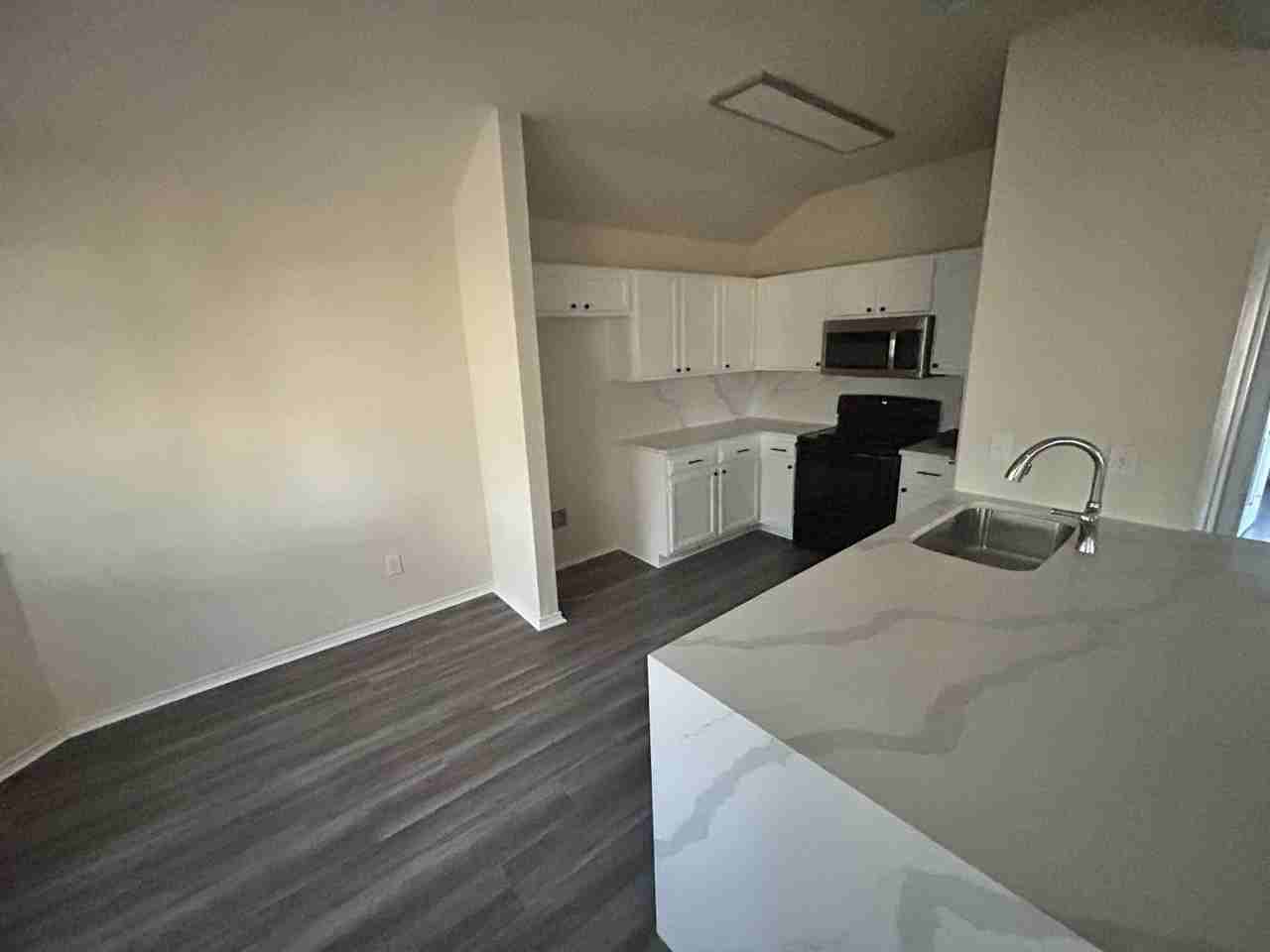 5106 Glennwood Dr - Photo 3 of 13