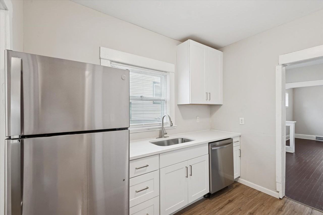 2302 Saratoga Ave - Photo 5 of 27