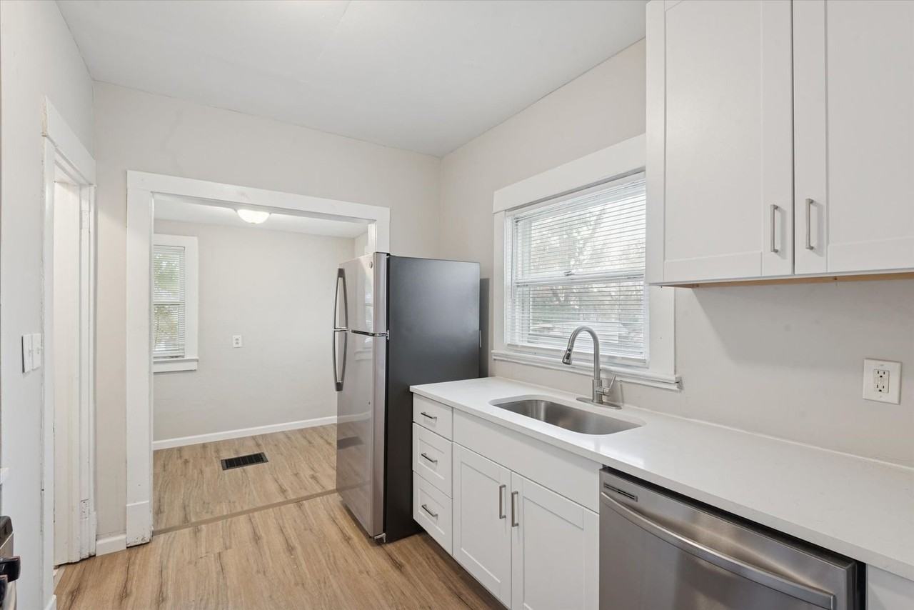 2302 Saratoga Ave - Photo 6 of 27