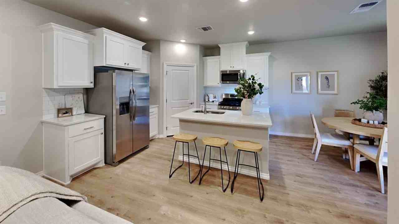 6945 Labelle Dr - Photo 5 of 22