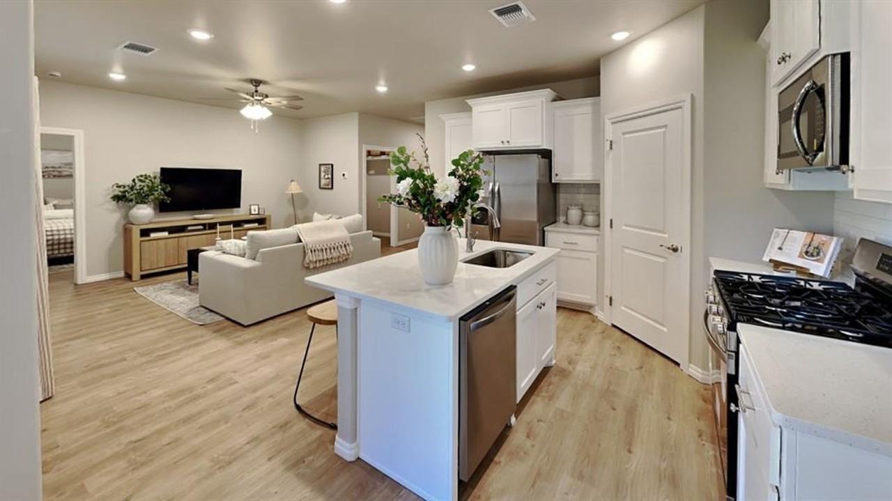 6945 Labelle Dr - Photo 6 of 22