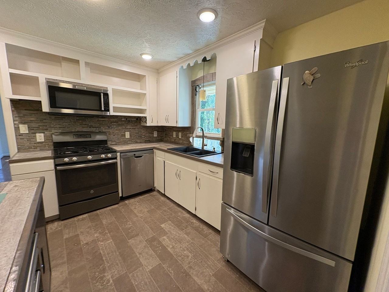 1036 Oakmont Cir - Photo 7 of 21