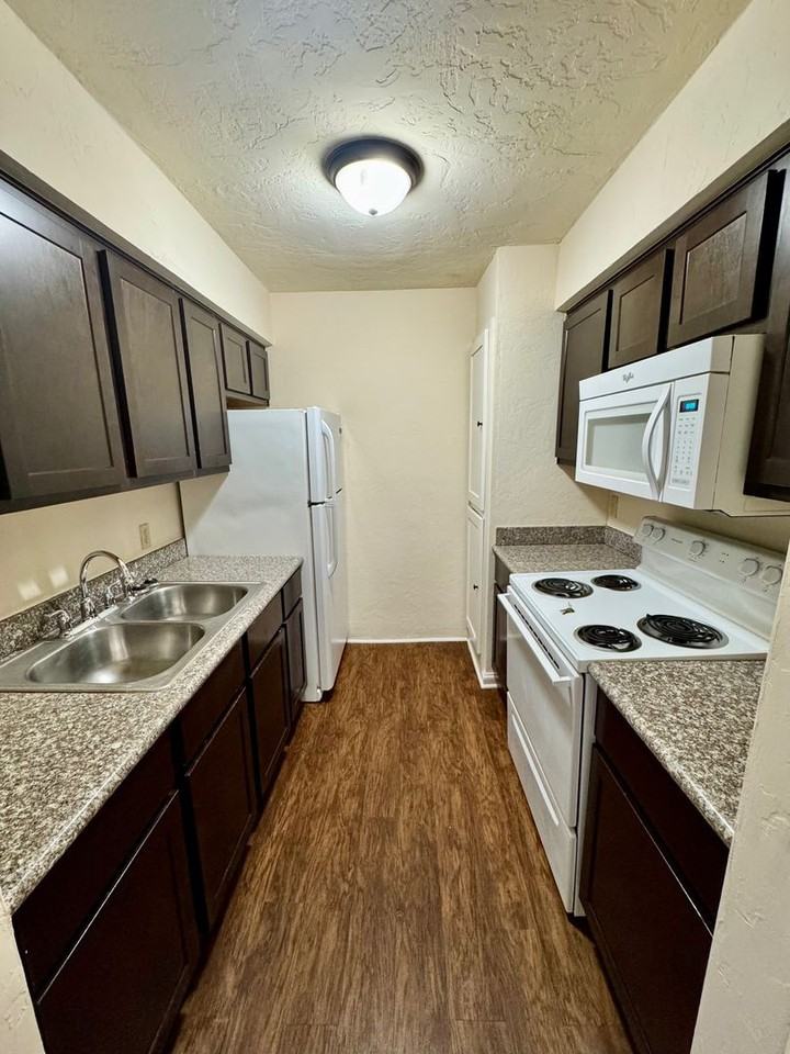 Renaissance Park Apartments - Photo 4 of 34