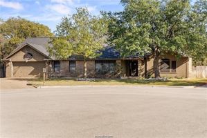 featured image of 1806 Francis Cir