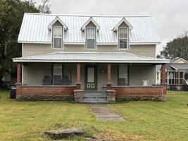 featured image of 121 College St