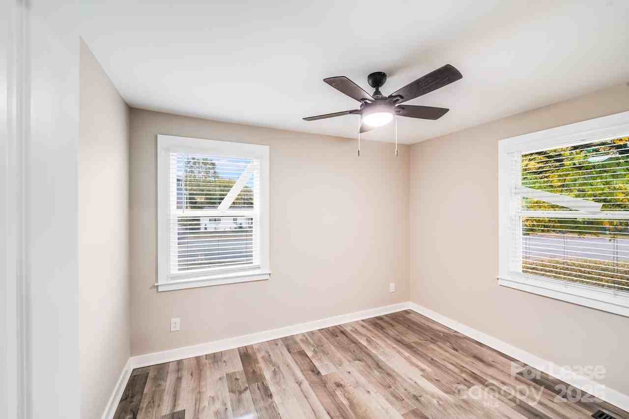 2301 Shamrock Dr - Photo 5 of 19