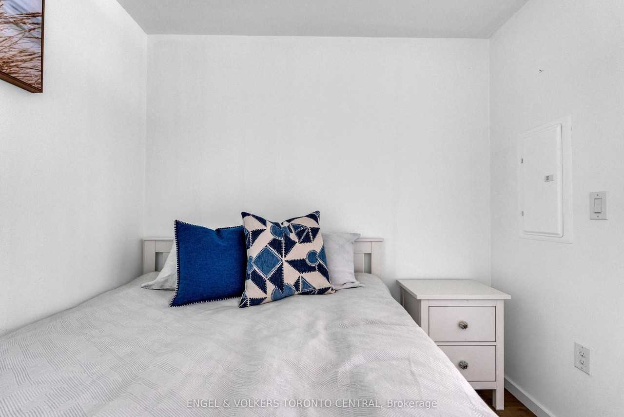 21 Lawren Harris Square - Photo 6 of 18