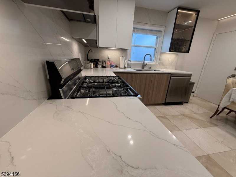 18 Aubrey St - Photo 6 of 20