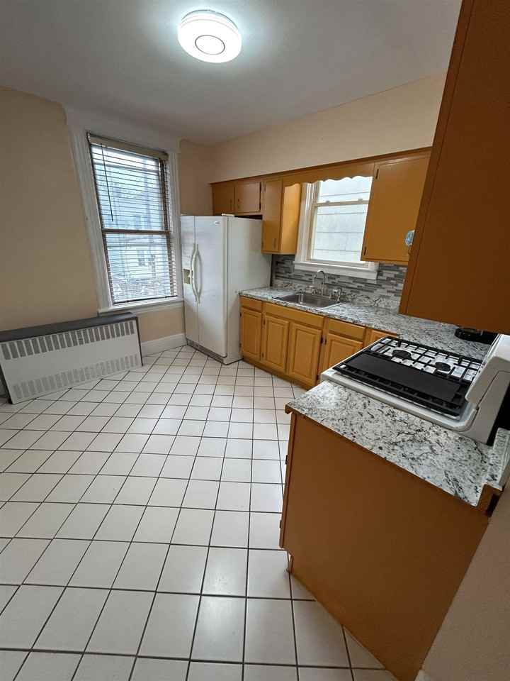 364 Woodlawn Ave #2 - Photo 2 of 9