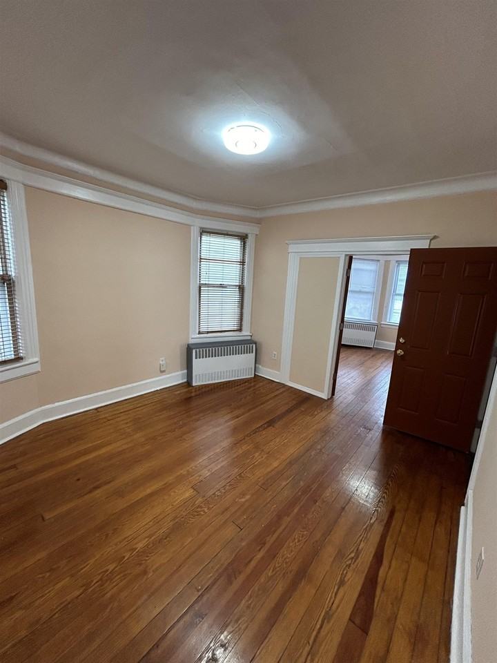 364 Woodlawn Ave #2 - Photo 3 of 9