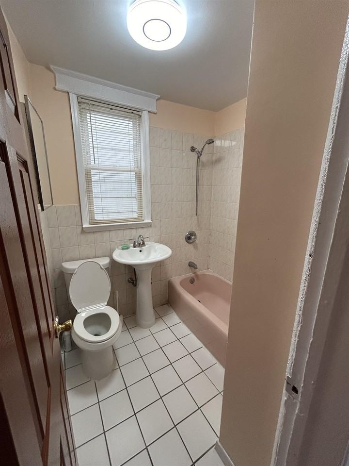 364 Woodlawn Ave #2 - Photo 4 of 9