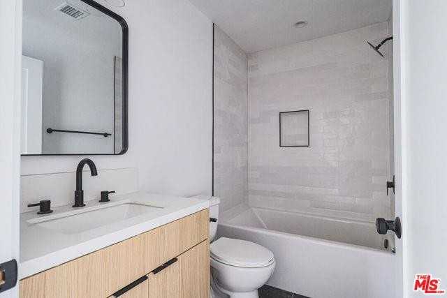 11814 Gilmore St - Photo 4 of 8