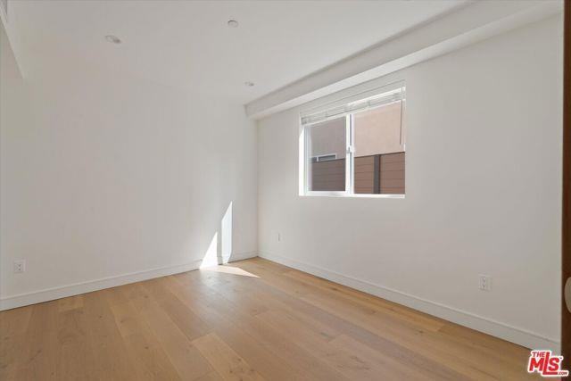 15207 Morrison St - Photo 5 of 8