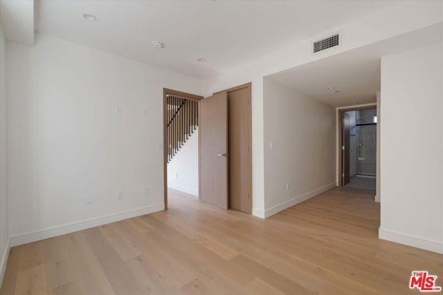 15207 Morrison St - Photo 6 of 8