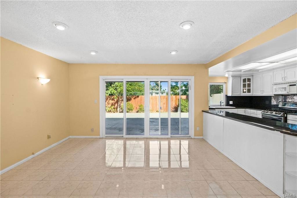 18123 Delano St - Photo 5 of 8