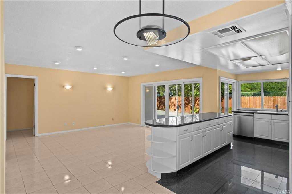 18123 Delano St - Photo 6 of 8