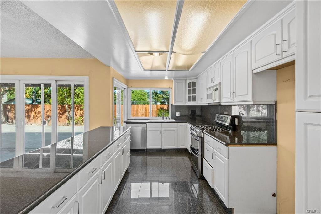 18123 Delano St - Photo 7 of 8