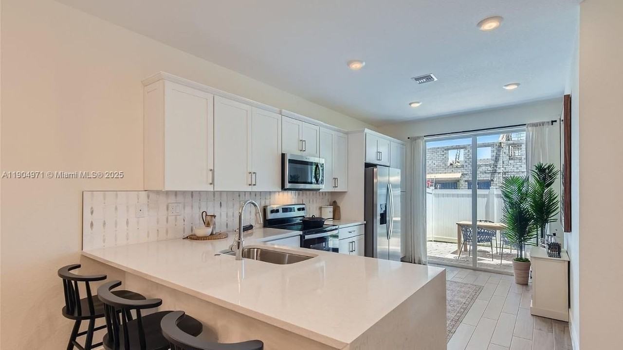 117 Sw 170th Ave #117 - Photo 5 of 22