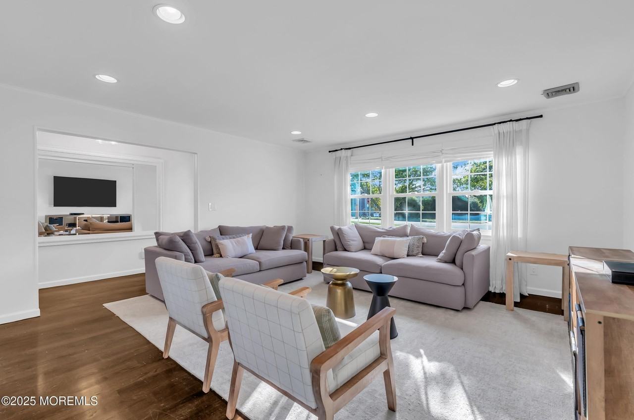 1037 Woodgate Ave - Photo 4 of 27