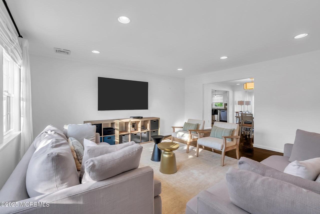 1037 Woodgate Ave - Photo 5 of 27