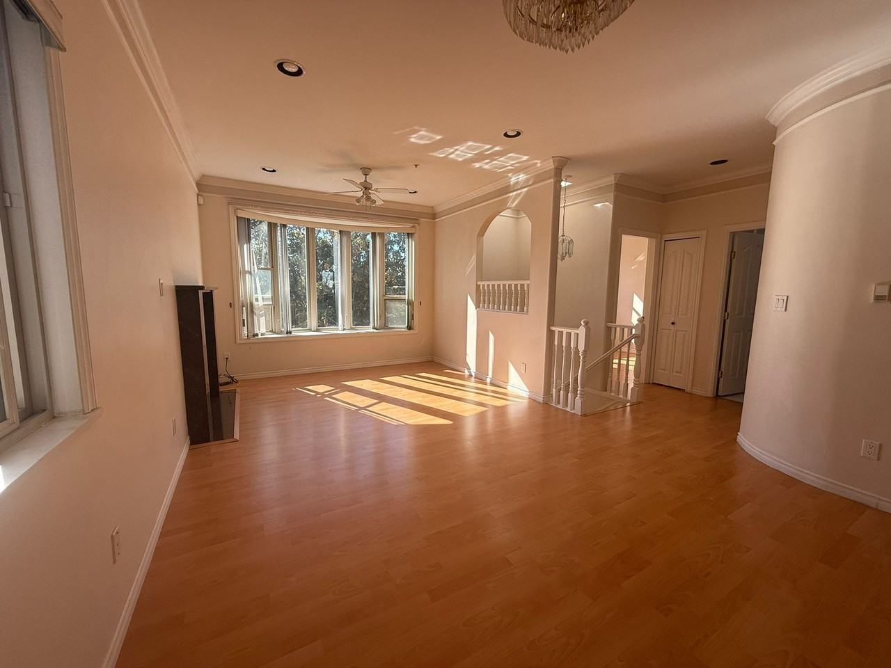 4138 Inverness St Uppr - Photo 2 of 15