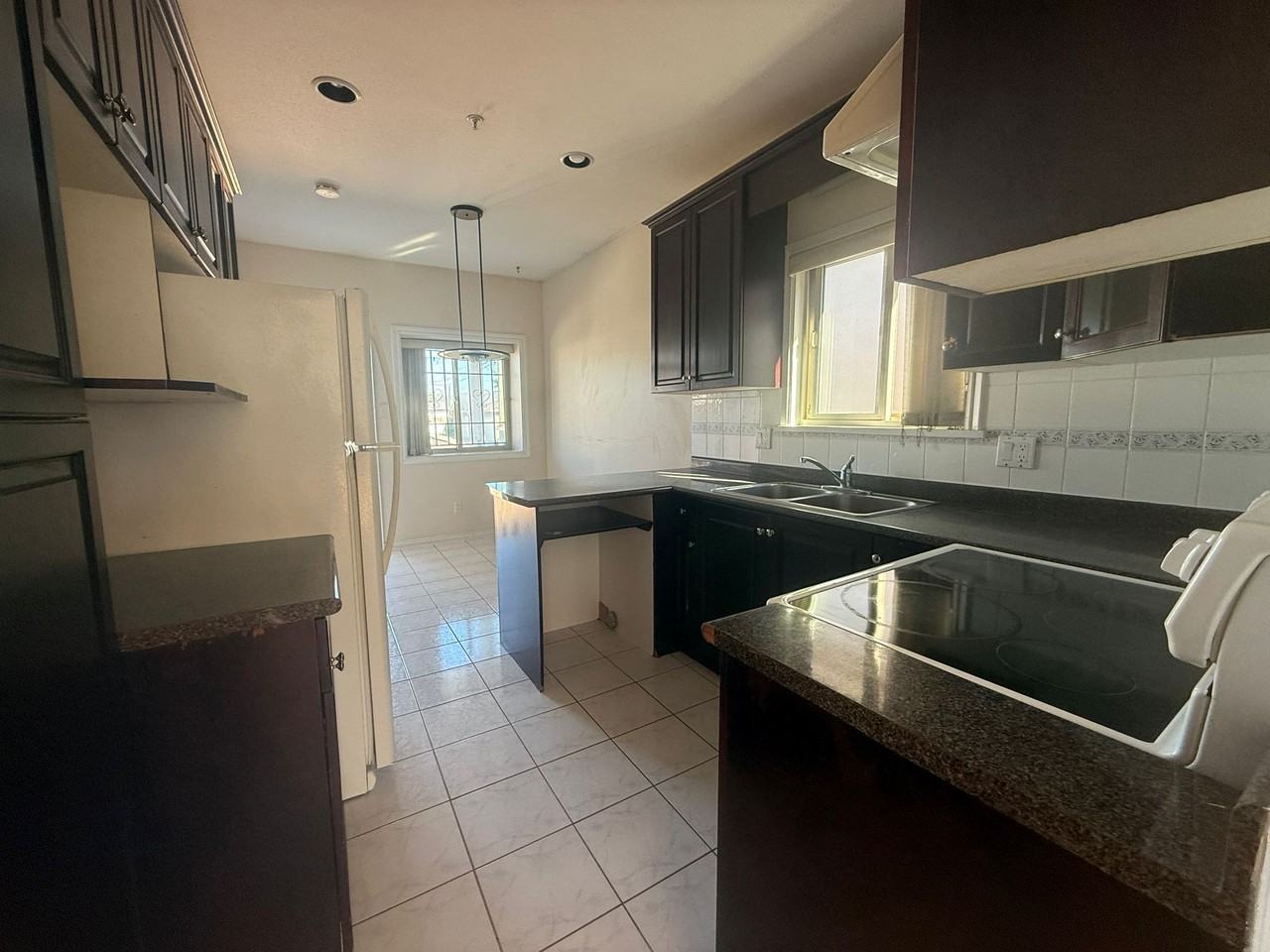 4138 Inverness St Uppr - Photo 3 of 15