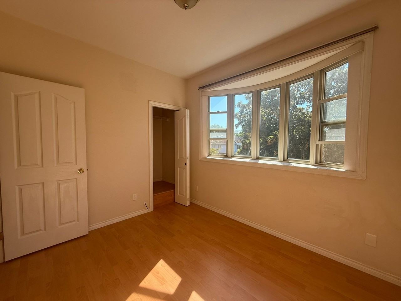 4138 Inverness St Uppr - Photo 7 of 15