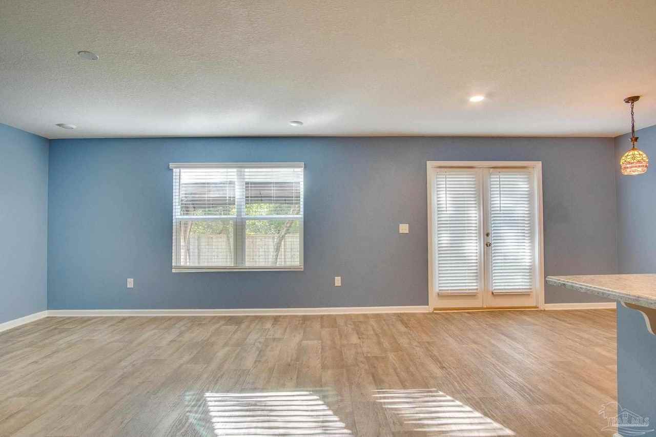 10589 Queens Gate Cir - Photo 7 of 43