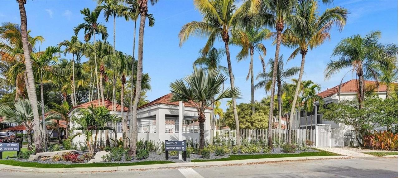 992 Nw 93rd Ave #18 - Photo 4 of 30