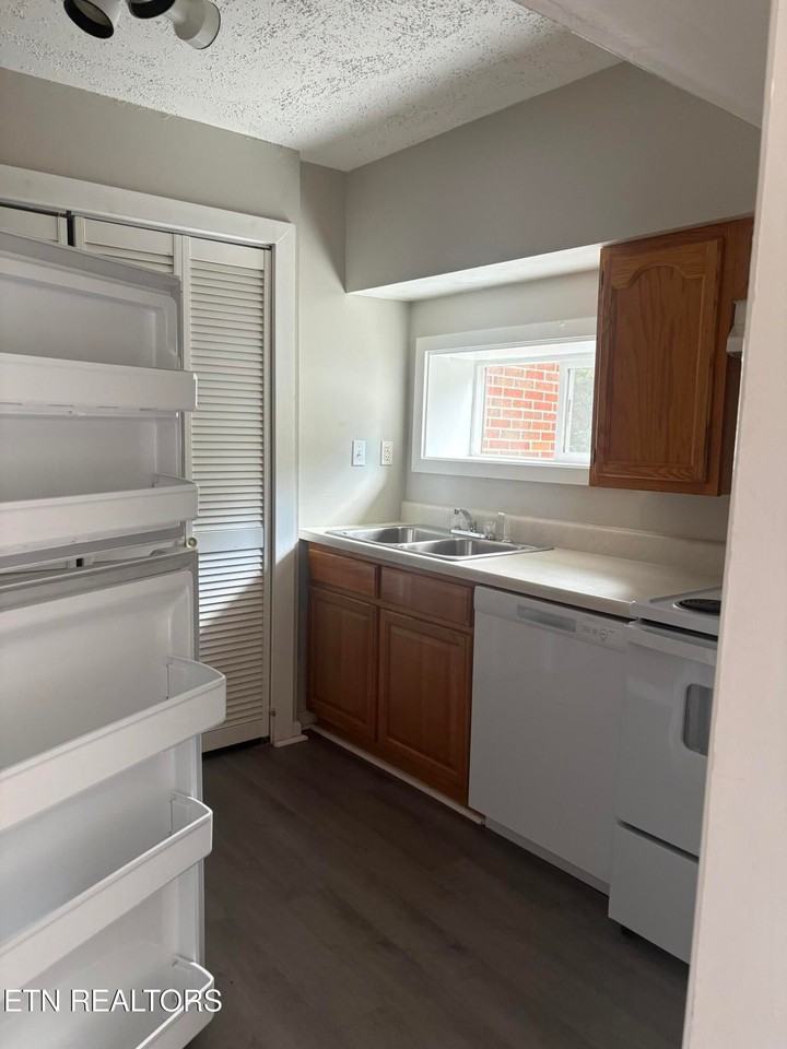 926 Kingston Ave - Photo 2 of 3