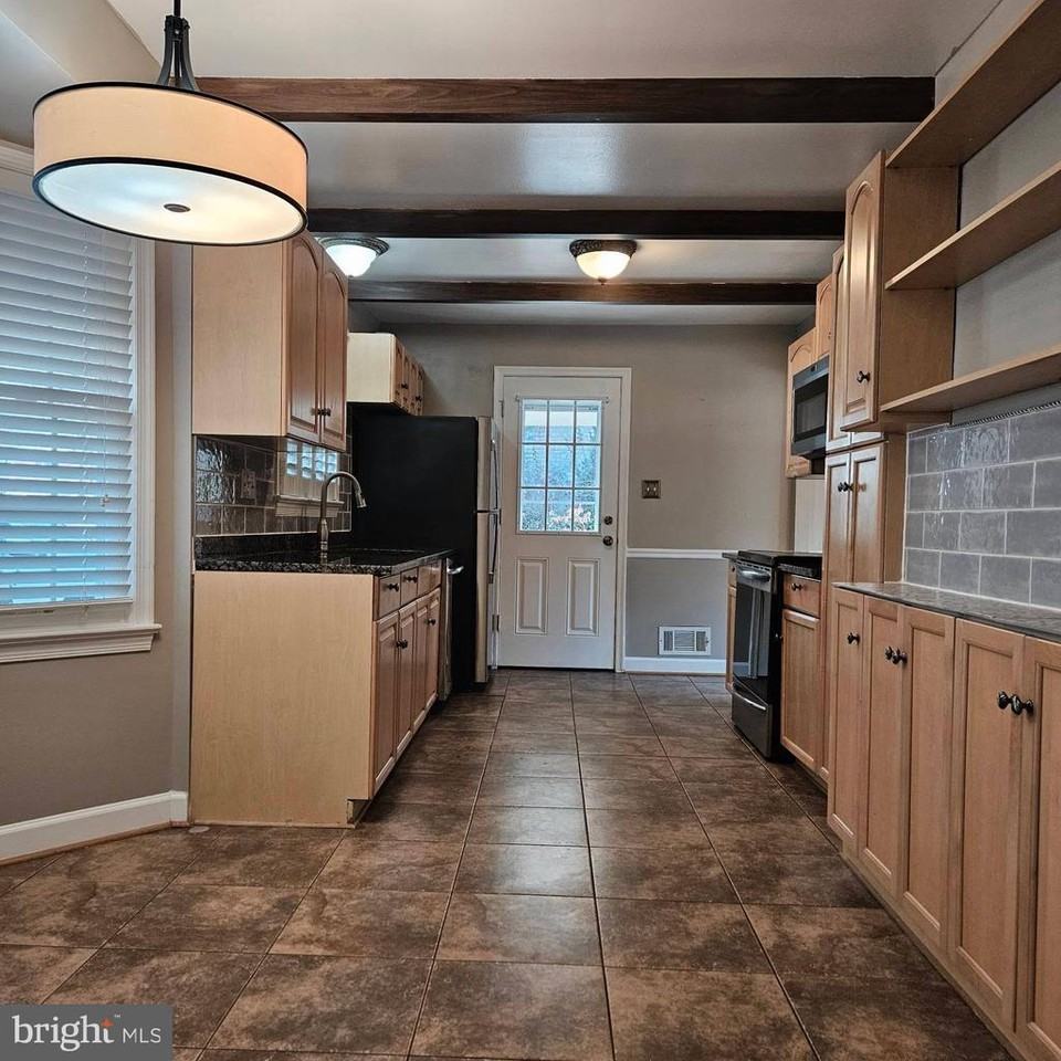 6602 Huntsman Blvd - Photo 5 of 14