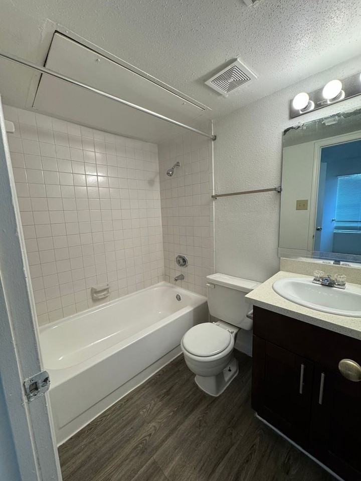 Emerald Cove Apartments - Photo 6 of 26