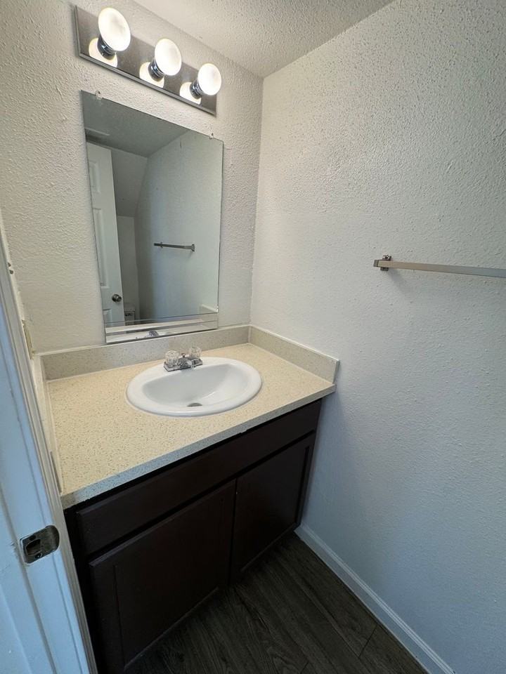 Emerald Cove Apartments - Photo 7 of 26