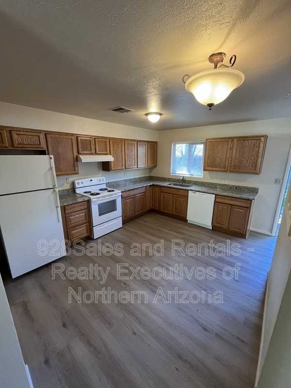 2703 E Elder Dr - Photo 2 of 9