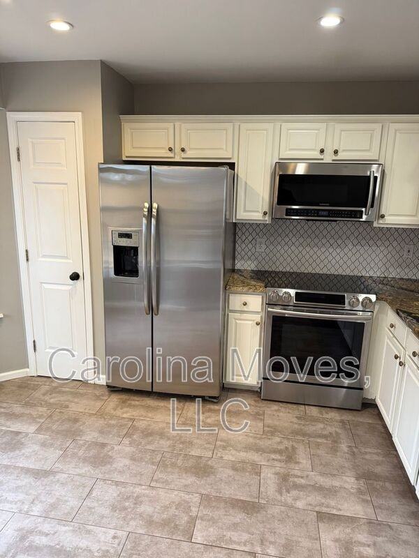 323 Thornbush Ct - Photo 7 of 16