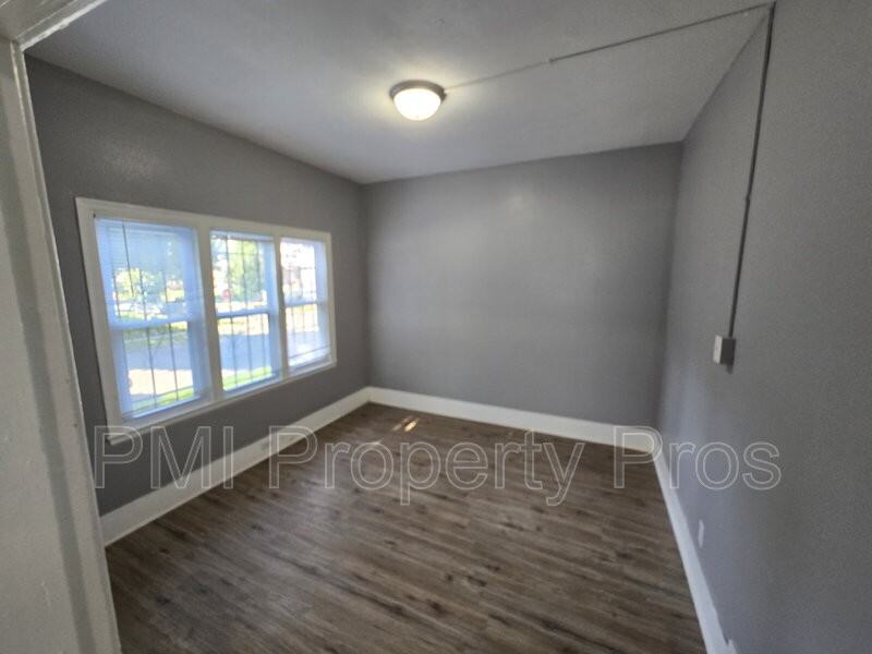 2478 W Chambers St - Photo 2 of 27