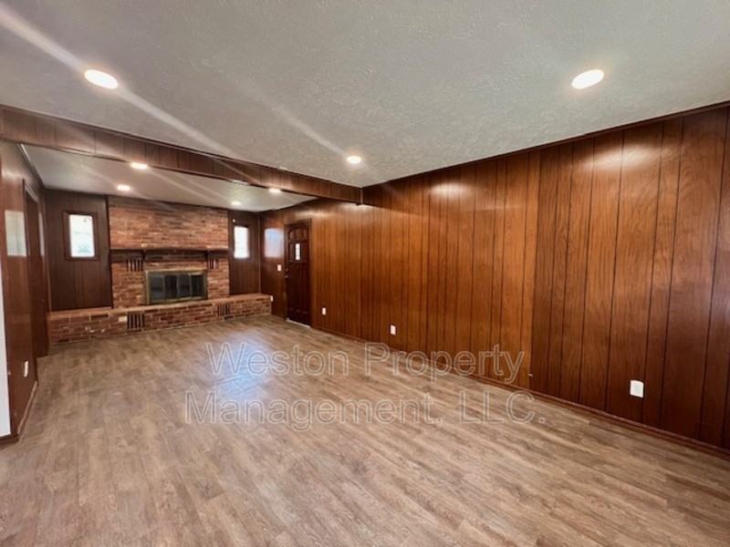 1636 N Ann Arbor Ave - Photo 4 of 14