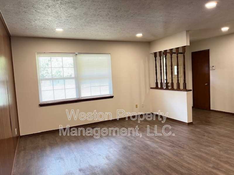 1636 N Ann Arbor Ave - Photo 5 of 14