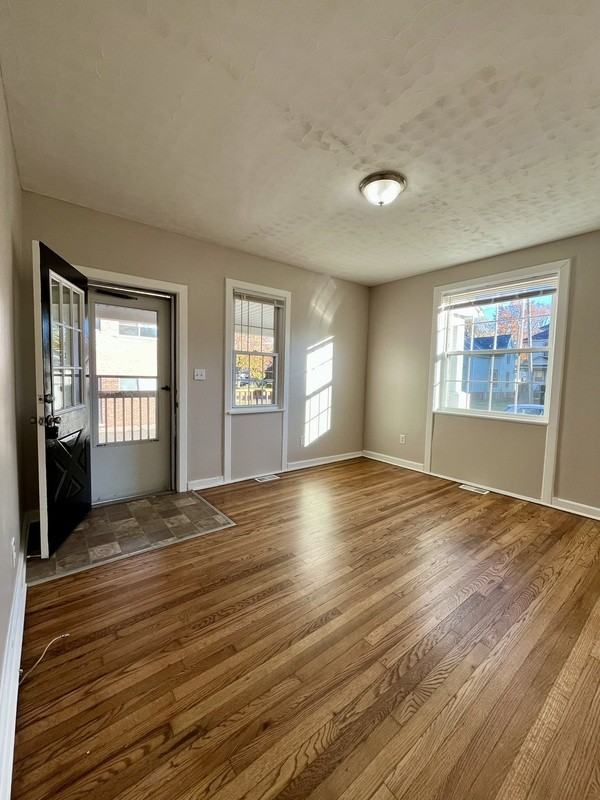 216 Poplar St - Photo 3 of 11