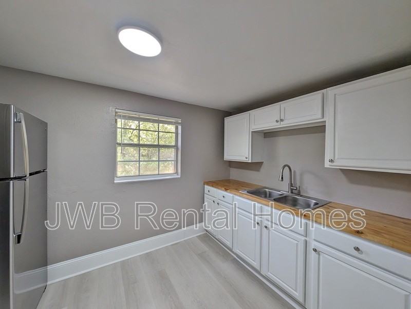 1719 Tyler St #B - Photo 3 of 7