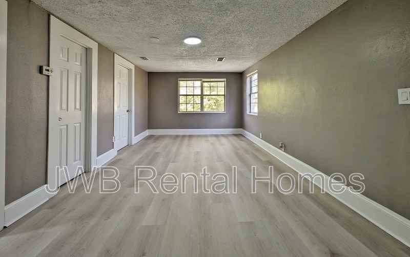 1719 Tyler St #B - Photo 4 of 7