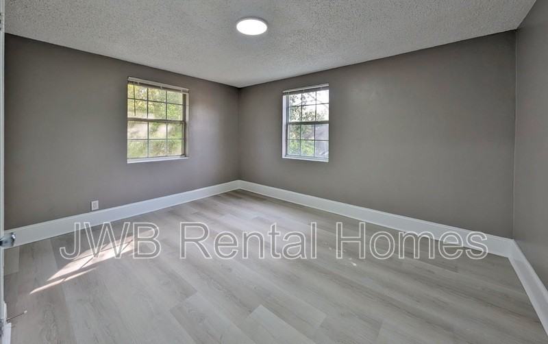 1719 Tyler St #B - Photo 5 of 7