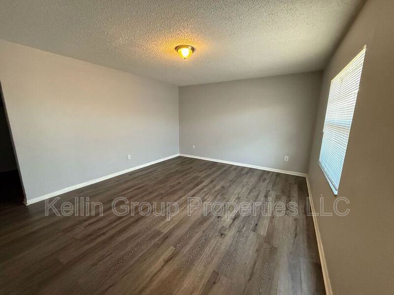 1039 North Brunnell Parkway - Photo 3 of 14