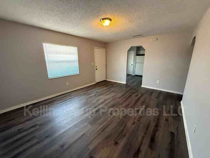 1039 North Brunnell Parkway - Photo 4 of 14