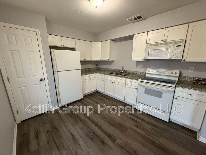 1039 North Brunnell Parkway - Photo 6 of 14