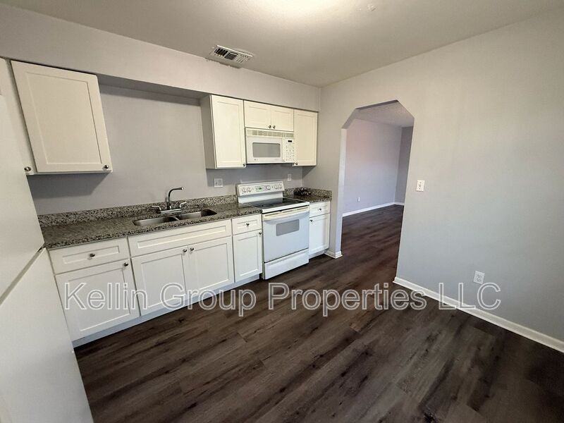 1039 North Brunnell Parkway - Photo 7 of 14