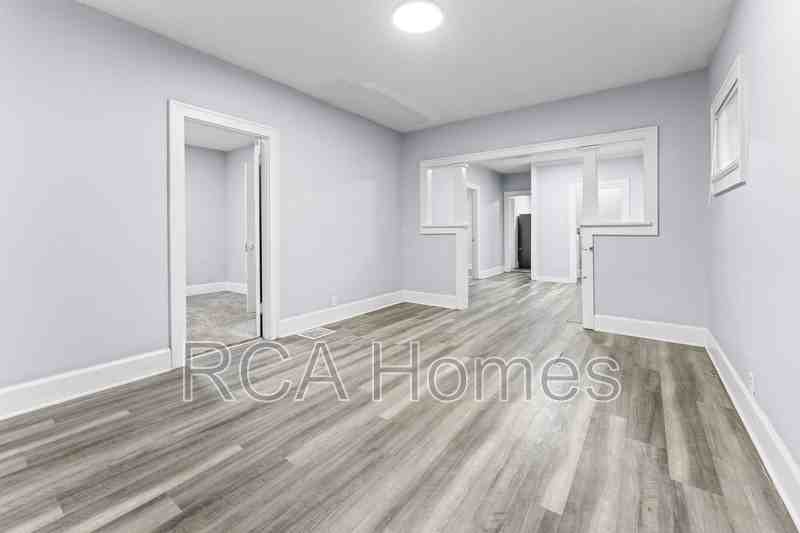 1411 N Belleview Pl - Photo 2 of 10